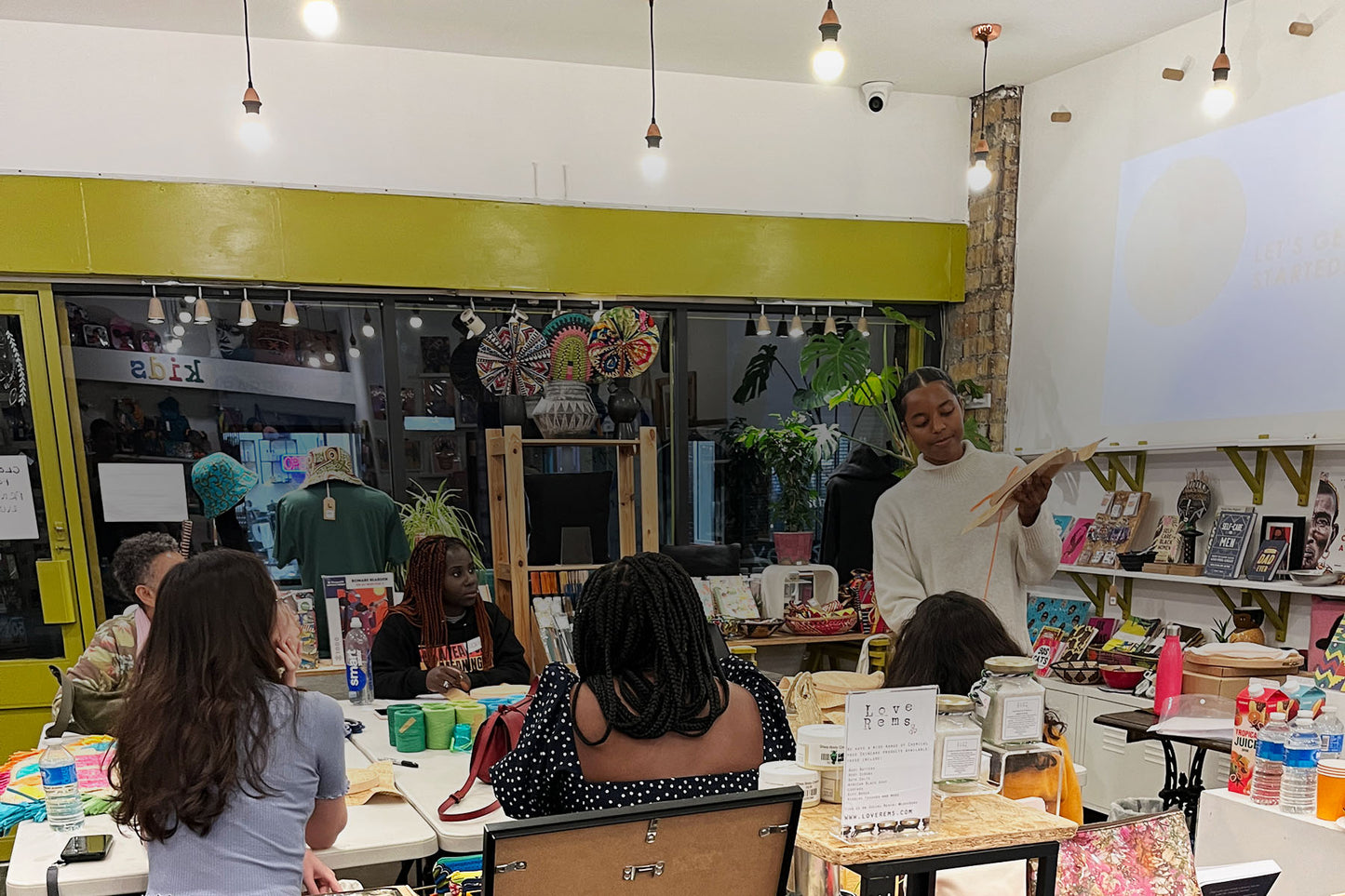 Image of a raffia embroidery workshop